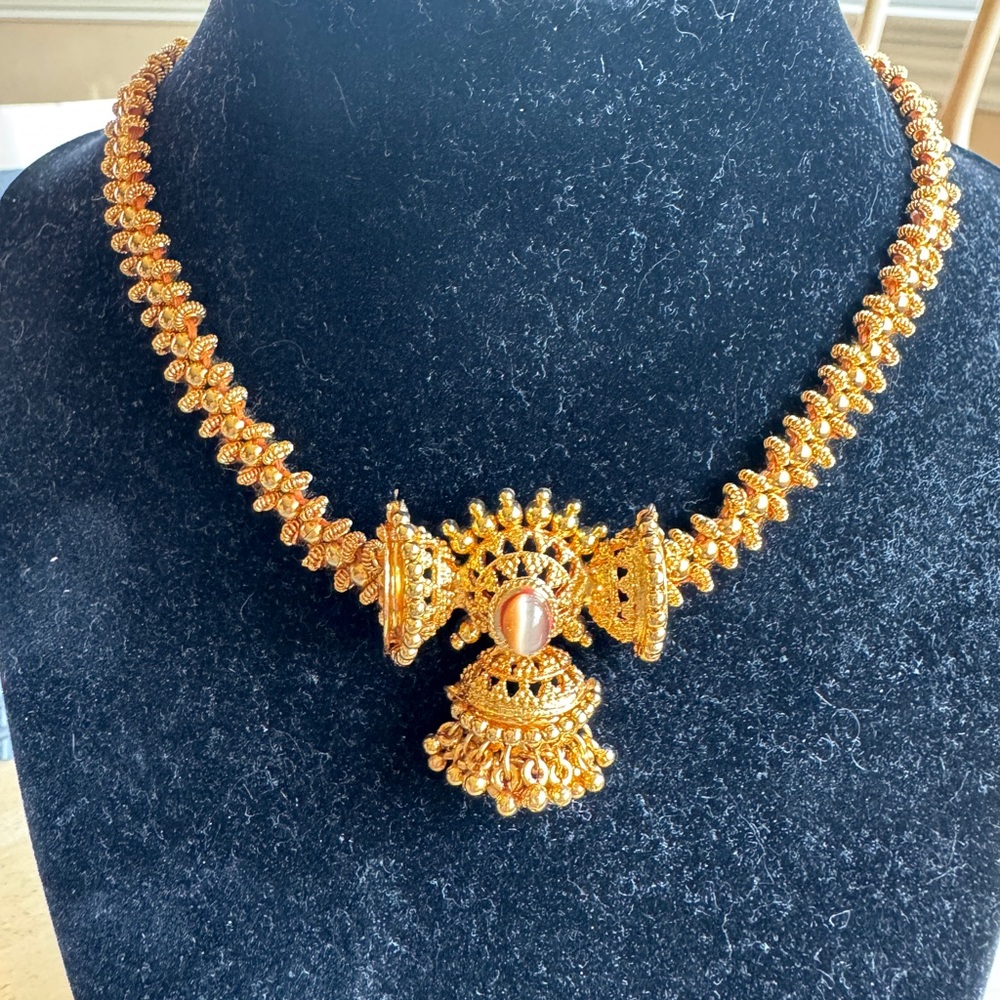 ๐Elegant Gold Necklace - Picture 3 of 9